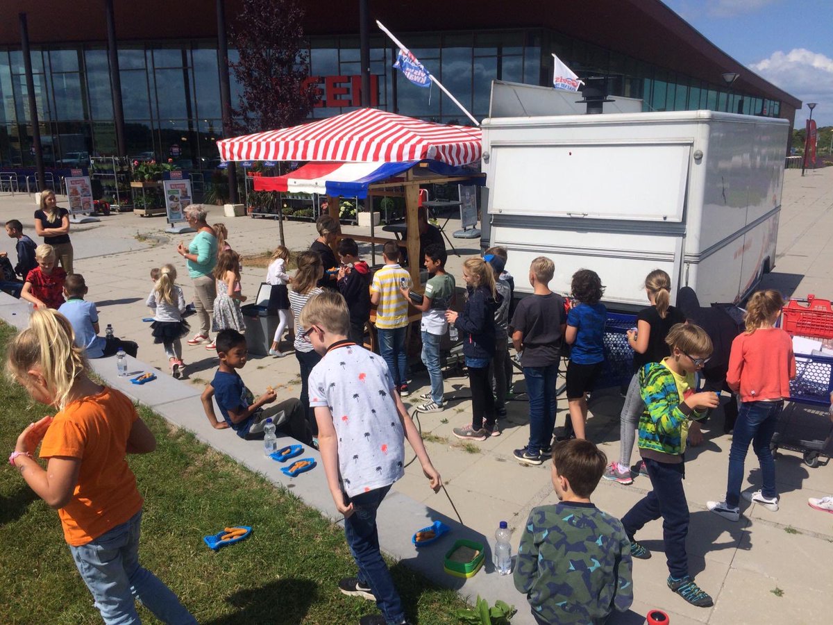 Mooie vorm van verbinding met de buurt, #deen #govis viskraam trakteren op vis en flesjes water! #verbinding#samenwerking#goede buur#vis