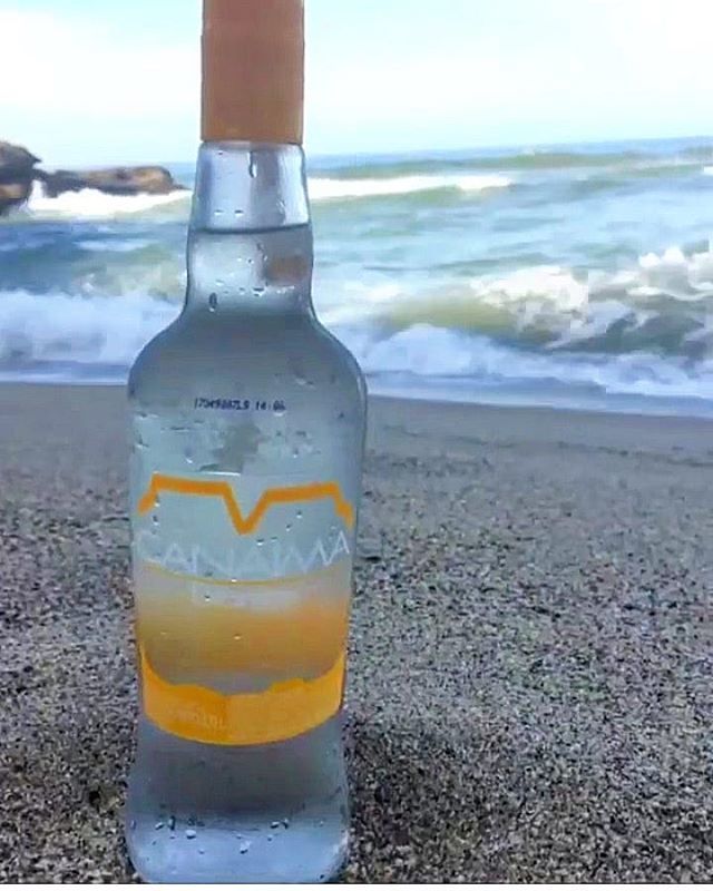 Mojitos_bodegon's tweet photo. Canaima Blanco es un licor de ron seco, elaborado con alcoholes destilados en alambiques de cobre. Posee una extraordinaria fragancia a roble blanco, con ligeros tonos de vainilla y cítricos suaves. 
#Ron #Canaima #Blanco #Mojitosbodegon https://t.co/6frF0vttCF https://t.co/8ay4SvISSk