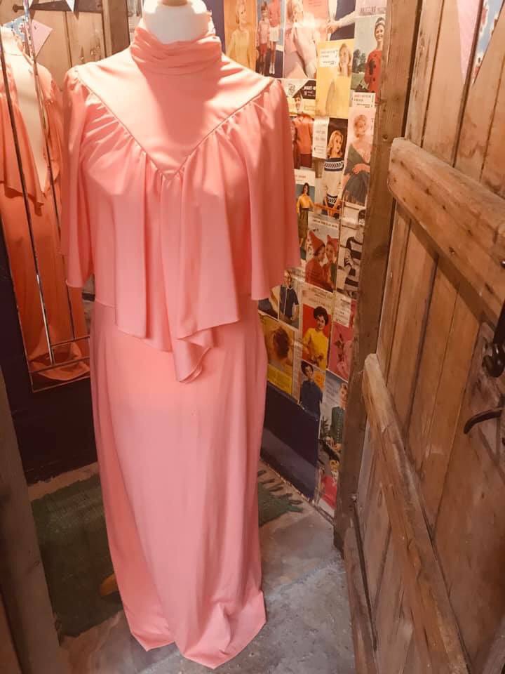 Clara_Bowe's tweet photo. Great vintage party dresses. #clarabowe #loveyourvintage https://t.co/bPVRXqwD0U