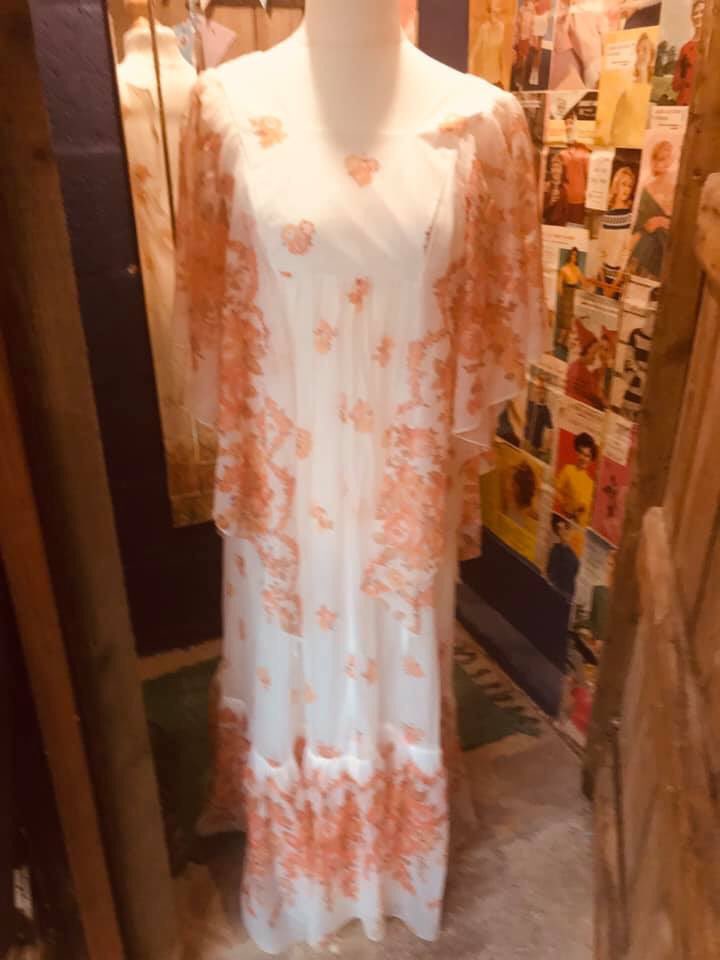 Clara_Bowe's tweet photo. Great vintage party dresses. #clarabowe #loveyourvintage https://t.co/bPVRXqwD0U