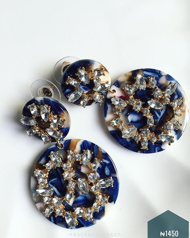 FascentsCloset's tweet photo. You haven’t added any resins to your jewelry collection?
Get with the trend!!!😁
Jewelry that won’t tarnish 🥰
•
•
•
•
#bestprices #shadesofblue #blue #multicoloured #funearrings #accessories #accessoriesinlagos #girlygirl #accessorizedaily #bestde… https://t.co/LWnd5s7Fws https://t.co/DiBJ6IZqH6