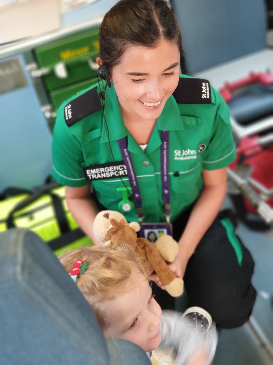 SGULLINKS's tweet photo. Dr @nicoletan268 has been busy inspiring the next generation of doctors @StGeorgesMTC @StGeorgesTrust, in between conveying patients from @Wimbledon 🚑🚑🚑.
(Consent obtained) #MySJADay #Wimbledon2019 #CommunityEngagement https://t.co/GR6KcjbJ0B