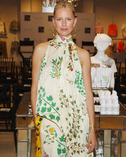 OscardelaRenta's tweet photo. @KarolinaKurkova blooms in our #odlrprefall2019 botanical print at @saks. https://t.co/8hatuWEPm5