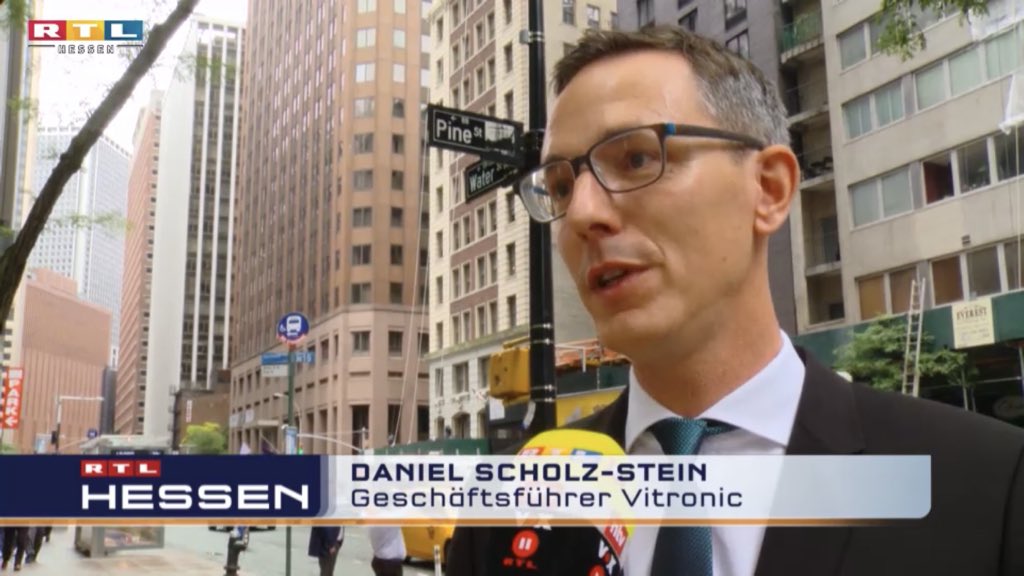 RTLHessen's tweet photo. Hessisches Business am Big Apple: @VITRONIC aus #Wiesbaden will bei der #Manhattan-Maut mitmischen. Ein „Door-Opener“ soll da auch die @RegHessen-Delegationsreise um Volker Bouffier nach Nordamerika sein. https://t.co/BpCOkg3oSF (Video) https://t.co/6X6CyrvLKG