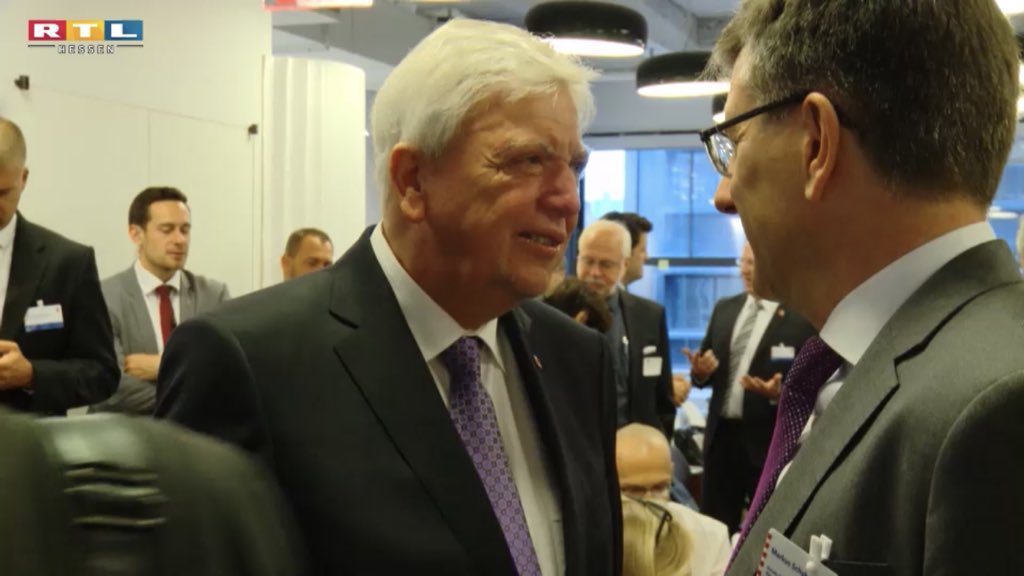 RTLHessen's tweet photo. Hessisches Business am Big Apple: @VITRONIC aus #Wiesbaden will bei der #Manhattan-Maut mitmischen. Ein „Door-Opener“ soll da auch die @RegHessen-Delegationsreise um Volker Bouffier nach Nordamerika sein. https://t.co/BpCOkg3oSF (Video) https://t.co/6X6CyrvLKG