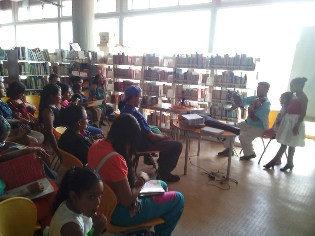 filven_cultura's tweet photo. A través de talleres de promoción de lectura, mediación de lectores y edición de libros, entre otros, el Cenal ofrece oportunidades para que las comunidades y colectivos participen y disfruten de la lectura y conviertan el libro en fiel compañero. @minculturave @VillegasPoljak https://t.co/WJ7o1jK1TM