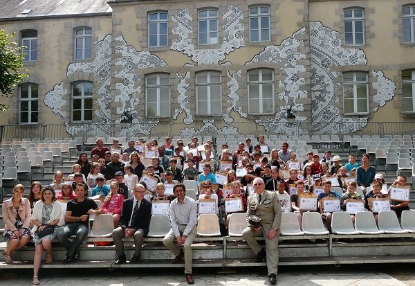 Prefet61's tweet photo. Le lundi 1er juillet, a eu lieu la remise de prix du #concours « Les petits artistes de la mémoire : le regard des enfants sur la Grande Guerre » organisé par @onacvg 
Le jury départemental a tenu à saluer la qualité des travaux.
🔗https://t.co/CmcbsFVUXB https://t.co/LrChQRfr6U