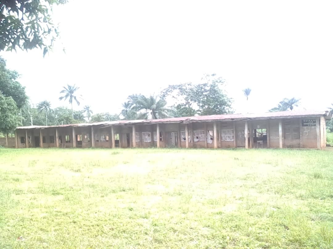 This eyesore of buildings with louvers partly covered with rags is Community Secondary School Amachalla in Igbo Eze North LGA of Enugu State. @Eduplana_NG @GovUgwuanyi #FixPublicSchools