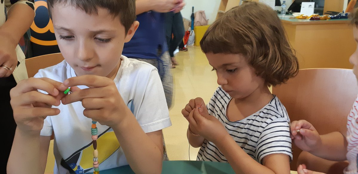Ja tenim tots el nostre collaret fet al Jewelry workshop de la #bibliotecaelcastell #vacarisses