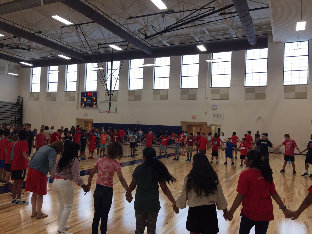 ClasswithMsBoop's tweet photo. The 7-1 team is having so much fun with the challenges from the elective teachers! It’s been a great first day so far @AlstonRidgeMS! #StrengthInARMS #WeARWarriors 💛⚔️💙 https://t.co/woL54trJS4