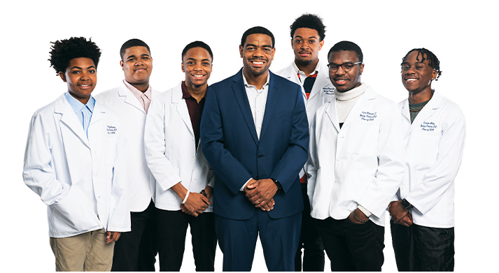 To improve care for underserved people in Washington, D.C., clinical psychologist Malcolm Woodland has created a "mini medical school" that encourages black and Latino students to pursue health-care careers on.apa.org/2JkROqS