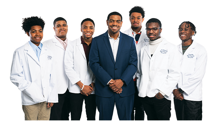 To improve care for underserved people in Washington, D.C., clinical psychologist Malcolm Woodland has created a 'mini medical school' that encourages black and Latino students to pursue health-care careers on.apa.org/2JkROqS