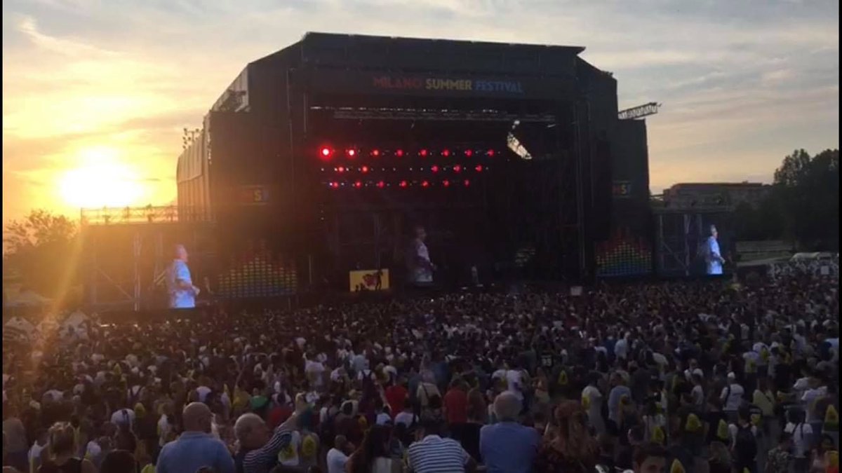 improveconnect's tweet photo. Non poteva mancare @MARTINKLEIN105 voce storica di @Radio105 ai festeggiamenti per i 20 anni de #lozoodi105, una delle trasmissioni radiofoniche più ascoltate. Eccolo sul palco dell'Ippodromo Snai San Siro intento a caricare il pubblico con il suo travolgente carisma

 #zoo20 https://t.co/jOem9ySqXc