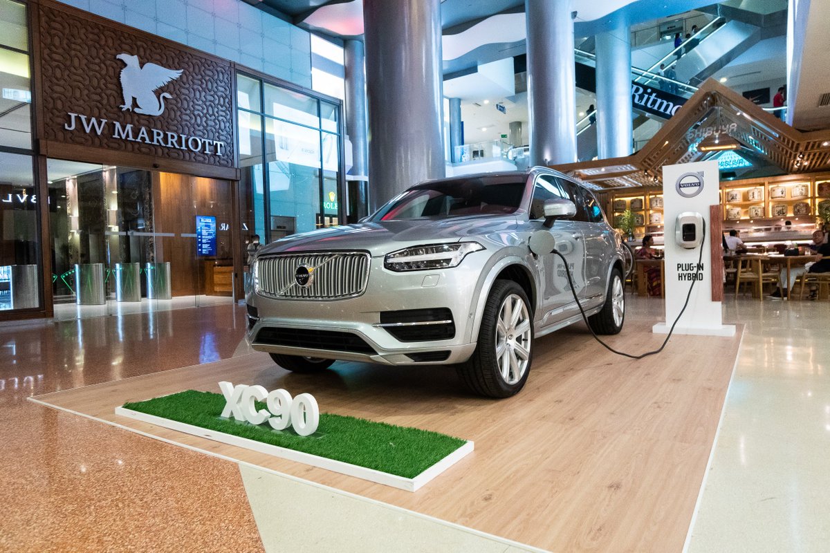 BlueMallSD's tweet photo. Descubre en nuestro Atrio Central el #VolvoXC90 T8 Plug-in Hybrid y su motor eléctrico que te permite conducir sin preocuparte por el consumo de combustible. ¡Te esperamos en el Piso 1 y conoce sus otros dos modelos #VolvoXC40 Y #VolvoXC60 de @volvocarrd! #BlueMallSD https://t.co/cmFIdA0Hu3