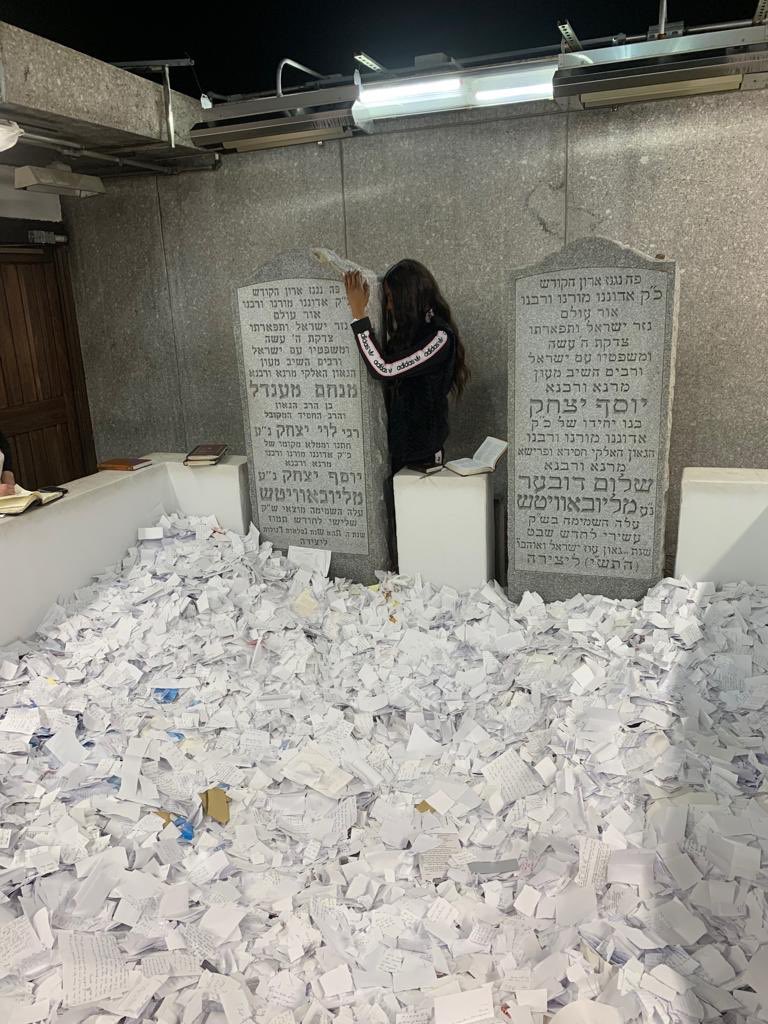 I would not normally show my prayers at the Lubavitcher Rebbe (Rabbi Menachem M. Schneerson)'s resting place, but since I was snapped I decided to put it out myself.  In honor of #TheRebbe and his vital teachings 25 years after his passing. 💛🙏🏾📸 by Simon azulay