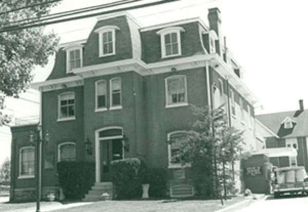 ClassicTowns's tweet photo. Discover how the mix of victorian charm and the amenities of a modern suburb has made Malvern a #ClassicTown at next month’s @ChestCoPlanning walking tour! #malvernpa #pennsylvania #chestco  https://t.co/plQ1J0HkFL https://t.co/FdyVqqXxs1