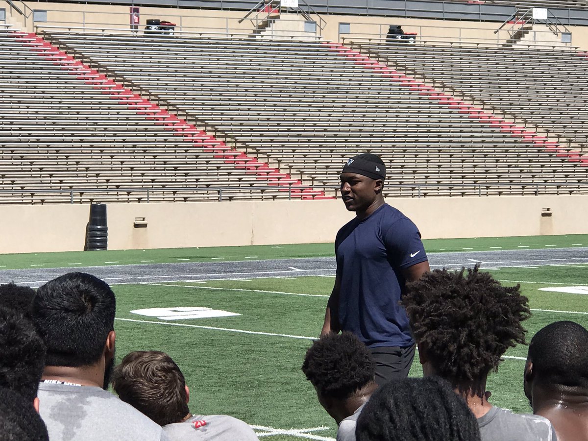 CoachSvarczkopf's tweet photo. Great having @DROSS_8 former #Lobo and current New England Patriot at our workouts delivering a message about what it takes to be successful at the next level! Purposeful Work! #OutWorkOutHitOutDiscipline #GoLobos ๐บ๐พ https://t.co/X61FtRE3tY