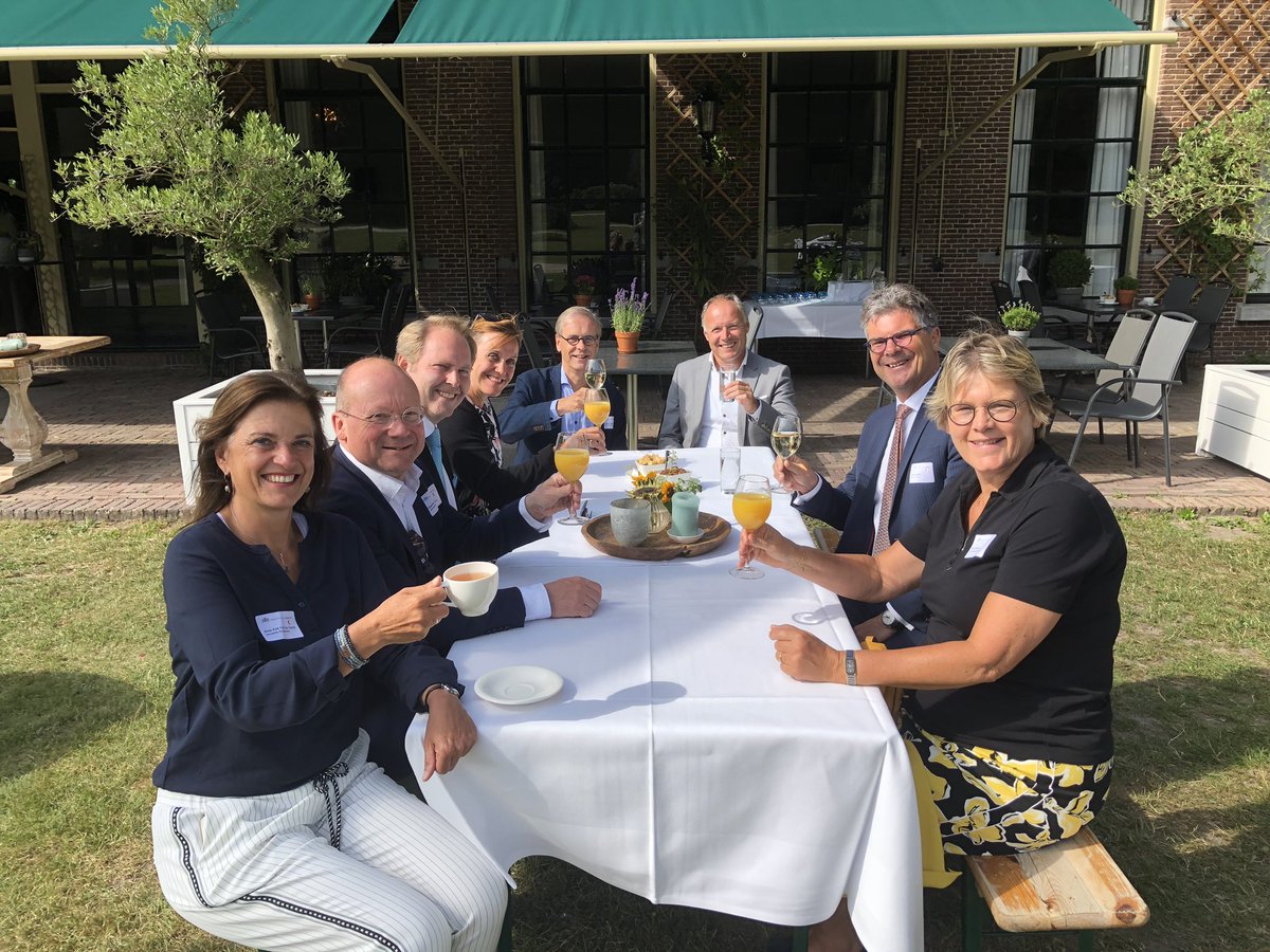 Netwerkbijeenkomst landgoed <a href="/MuseumHuisDoorn/">Museum Huis Doorn</a> met nieuw college van Gedeputeerde Staten en colleges van Burgemeester en wethouders in de provincie Utrecht. Commissaris van de Koning <a href="/HansOosters/">Hans Oosters</a> stelt leden GS voor. Ieder GS-lid licht het coalitieakkoord toe. #samenwerking