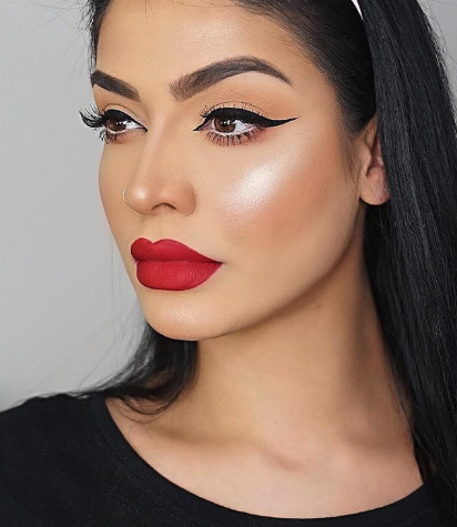 BenefitBeauty's tweet photo. Eyes on the prize 🏆@makeupbyalaha gets this winning eye look with our #rollerliner liquid liner & #rollereyebright pencil! https://t.co/jYc0whgJhZ