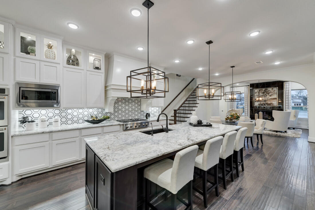 Kitchen Cabinet Ideas from a Pro: Designer Lee Crowder shares words of wisdom for #kitchencabinet designs that are beautiful + efficient... fal.cn/32PTc #socalhomes #socalrealestate #orangecountyrealestate #socalliving #kitchendecor #dreamkitchen