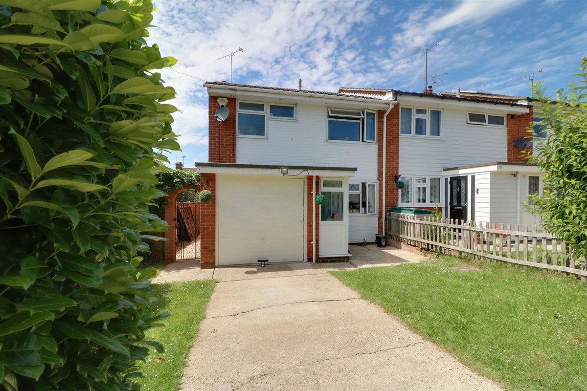 This three bedroom end of terrace home has plenty of potential. There's also off street parking along with a garage. flinklp.haart.co.uk/ForSaleV5/?pro…