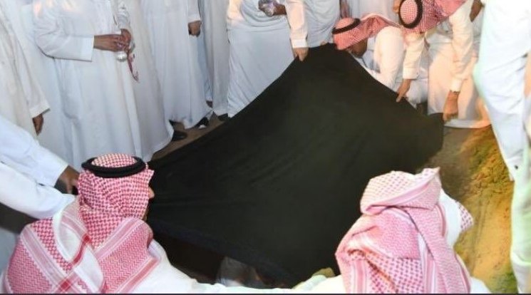 #سعوديات_نطلب_اسقاط_الولايه1091

واذا سقطت الولايه وبعدييين!
وش بتسوين ياللي تطلبين اسقاطها؟؟
تسافرين بكيفك مثلا!؟
ترا اذا متي محد ينزلك بالقبر ويدفنك
الا اللي طالبتي بسقوط ولايته عنك !! 
لااااا واذا نزلوك بالقبر يغطونك بعبايه
 عشان محد يشوفك وانتي ميته👌🏻