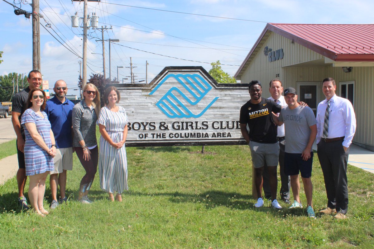 Stop 1 of JMacGivesBack w/<a href="/EatatSHACK/">EatatSHACK</a> Roadtrip down I-70! 100 backpacks donated to the Boys &amp; Girls Club of Columbia!