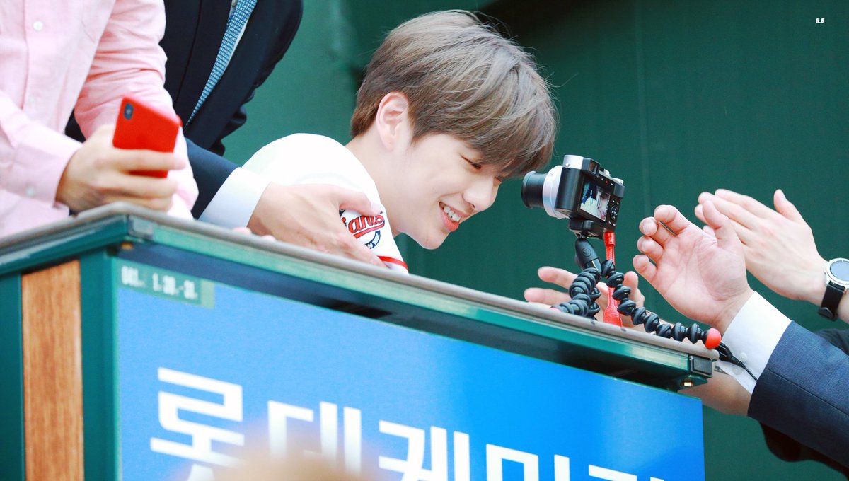 HolyBaby1210's tweet photo. 190709
강어지에게 무수한 도움의 손길이😂😂😂
+캠에잡힌 애기코롱
#강다니엘 #관람 #KangDaniel https://t.co/7wZO7hppMo