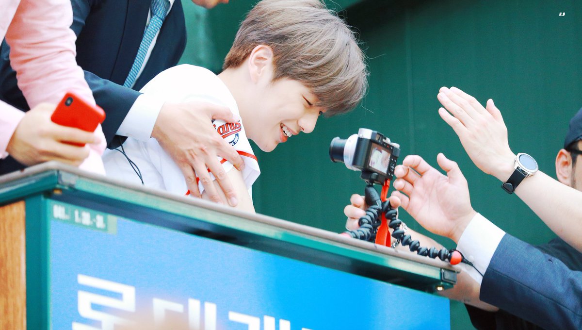 HolyBaby1210's tweet photo. 190709
강어지에게 무수한 도움의 손길이😂😂😂
+캠에잡힌 애기코롱
#강다니엘 #관람 #KangDaniel https://t.co/7wZO7hppMo
