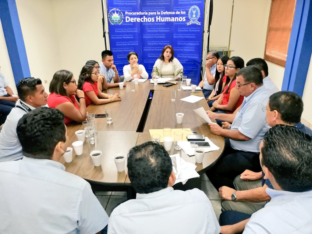 PDDHElSalvador's tweet photo. En cumplimiento al mandato constitucional de la #ProcuradoraDDHH @RaqueldeGuevara la #AdjuntaDESC @mireya_tobar2 recibió a miembros de ACOPES de R. L. quienes denuncian la terminación del contrato de servicios de portaequipajes de usuarios del Aeropuerto Monseñor Óscar A. Romero. https://t.co/RIVwBsQdaz