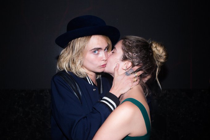 PLLBrasil's tweet photo. Ashley Benson e Cara Delavigne estão noivas! https://t.co/K91D63ipaM