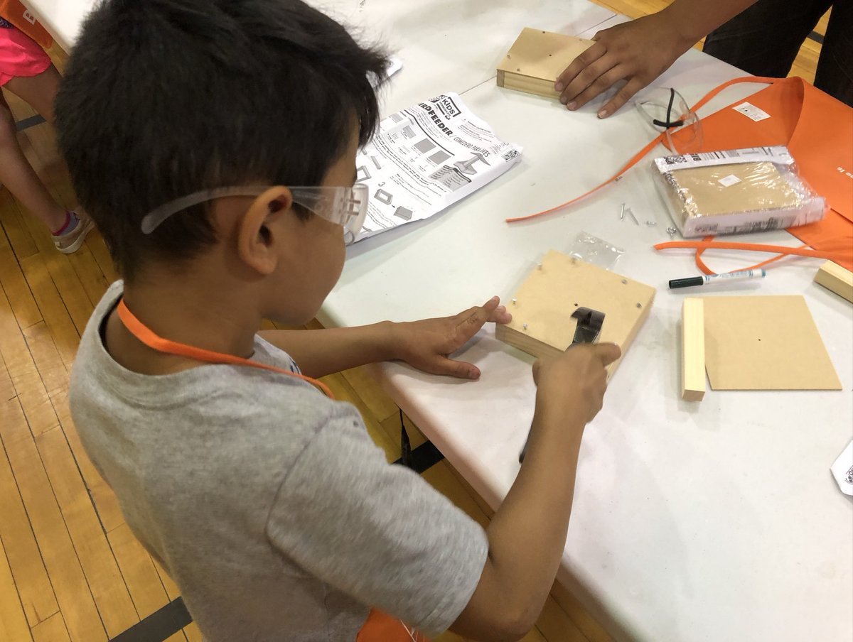 missgligic's tweet photo. The Grade 2/3 class had an amazing time building bird feeders with our visitors from @HomeDepot! After building and decorating the bird feeders, they were excited to take them home with their bird feed 🔨🔩🐦 @DSBNSummerHEAT @ECSummerHeat https://t.co/CnJ5SpHVYX