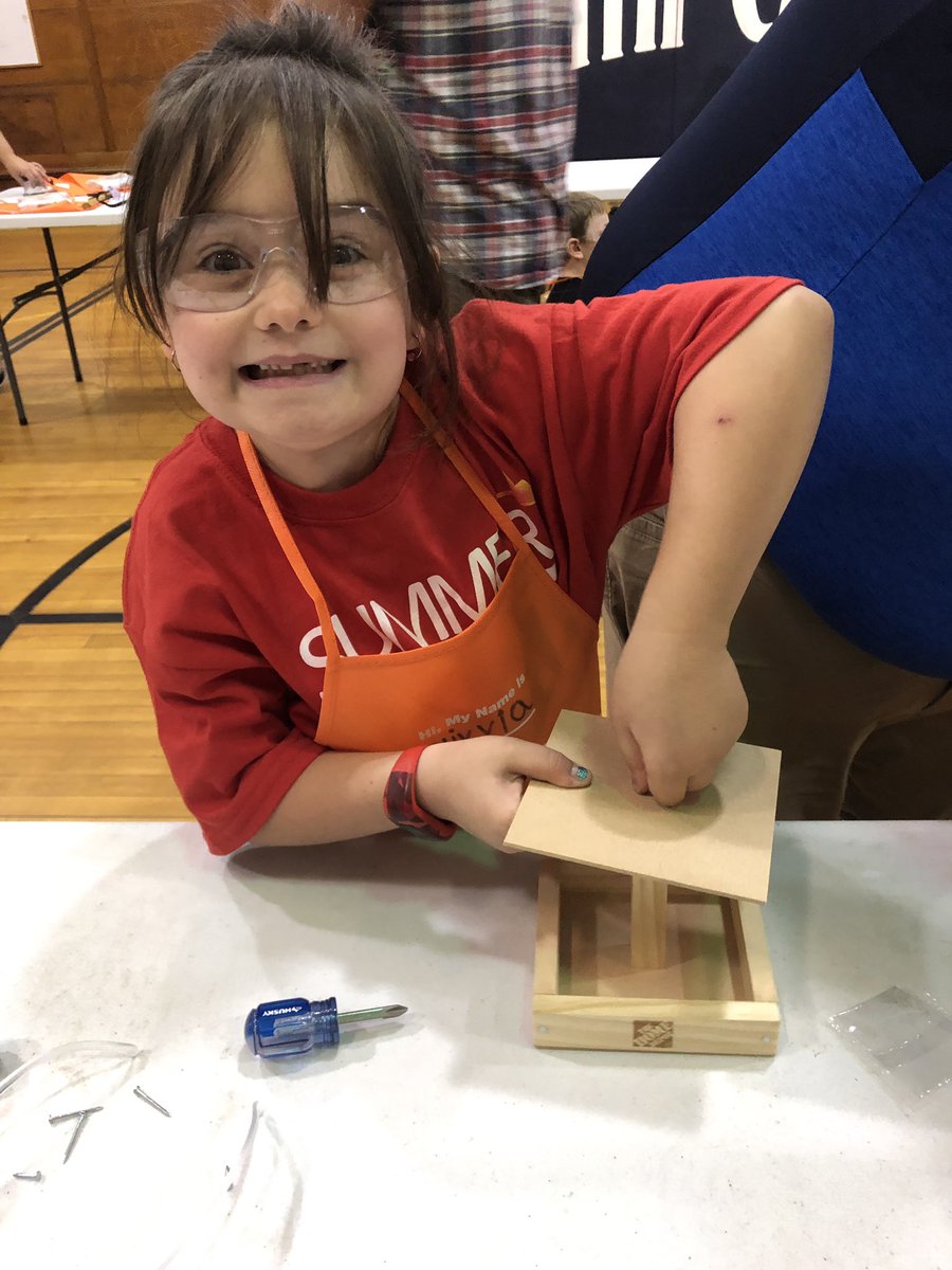missgligic's tweet photo. The Grade 2/3 class had an amazing time building bird feeders with our visitors from @HomeDepot! After building and decorating the bird feeders, they were excited to take them home with their bird feed 🔨🔩🐦 @DSBNSummerHEAT @ECSummerHeat https://t.co/CnJ5SpHVYX