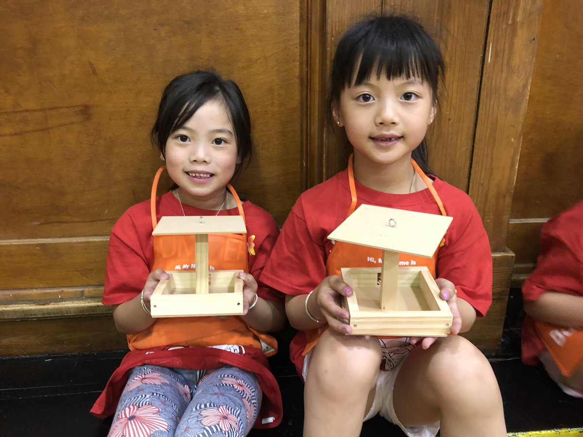 missgligic's tweet photo. The Grade 2/3 class had an amazing time building bird feeders with our visitors from @HomeDepot! After building and decorating the bird feeders, they were excited to take them home with their bird feed 🔨🔩🐦 @DSBNSummerHEAT @ECSummerHeat https://t.co/CnJ5SpHVYX