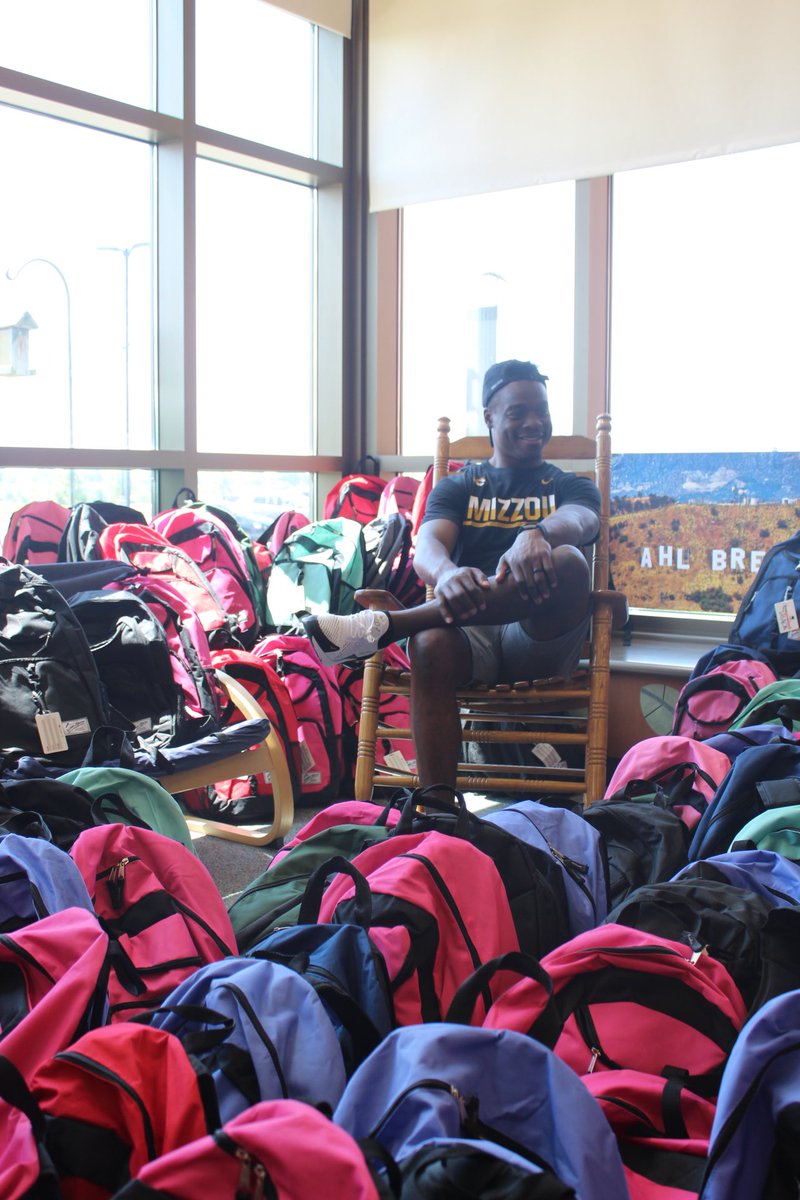Stop 2 of the JMacGivesBack w/<a href="/EatatSHACK/">EatatSHACK</a> Roadtrip down I-70! 100 more backpacks donated to Alpha Hart Lewis Elementary!