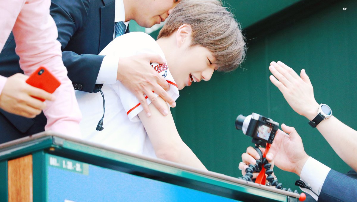 HolyBaby1210's tweet photo. 190709
강어지에게 무수한 도움의 손길이😂😂😂
+캠에잡힌 애기코롱
#강다니엘 #관람 #KangDaniel https://t.co/7wZO7hppMo