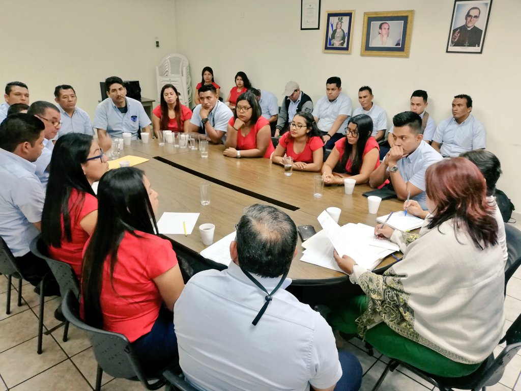 PDDHElSalvador's tweet photo. En cumplimiento al mandato constitucional de la #ProcuradoraDDHH @RaqueldeGuevara la #AdjuntaDESC @mireya_tobar2 recibió a miembros de ACOPES de R. L. quienes denuncian la terminación del contrato de servicios de portaequipajes de usuarios del Aeropuerto Monseñor Óscar A. Romero. https://t.co/RIVwBsQdaz