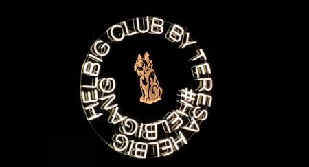 exclusivadg's tweet photo. La colección nocturna y festiva para la primavera-verano 2020 de @teresahelbig en @MBFWMadrid donde la mujer #Helbig tiene un club donde vivir y vestir sus distintos estilos #helbigang #MBFWMadrid #moda #defsile https://t.co/uJrA0KEvqU https://t.co/DtXmnM9CkG