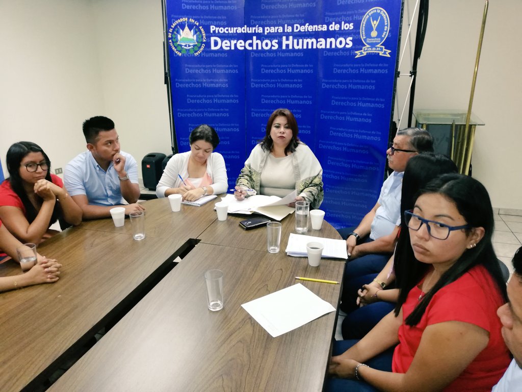 PDDHElSalvador's tweet photo. En cumplimiento al mandato constitucional de la #ProcuradoraDDHH @RaqueldeGuevara la #AdjuntaDESC atendió miembros de ACOPES De R.L. quienes denuncian que son 65 personas afectadas por la terminación del contrato en su mayoría jóvenes estudiantes. https://t.co/rLNJwMKetw