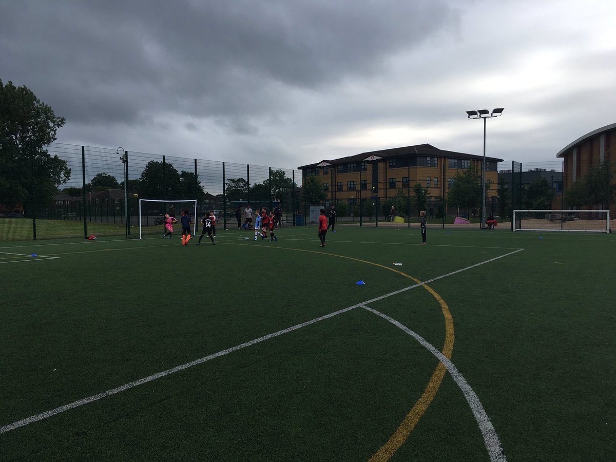 Manchester_FA's tweet photo. ⚽️ As part of our discipline spotlight month this July, we’re here at @milnrowjuniors’ training sessions! 

🙌 We’ll be speaking to the Club to find out how they maintain their high discipline records. 

#MCRulesAndRegs https://t.co/czZ7xIP3zL