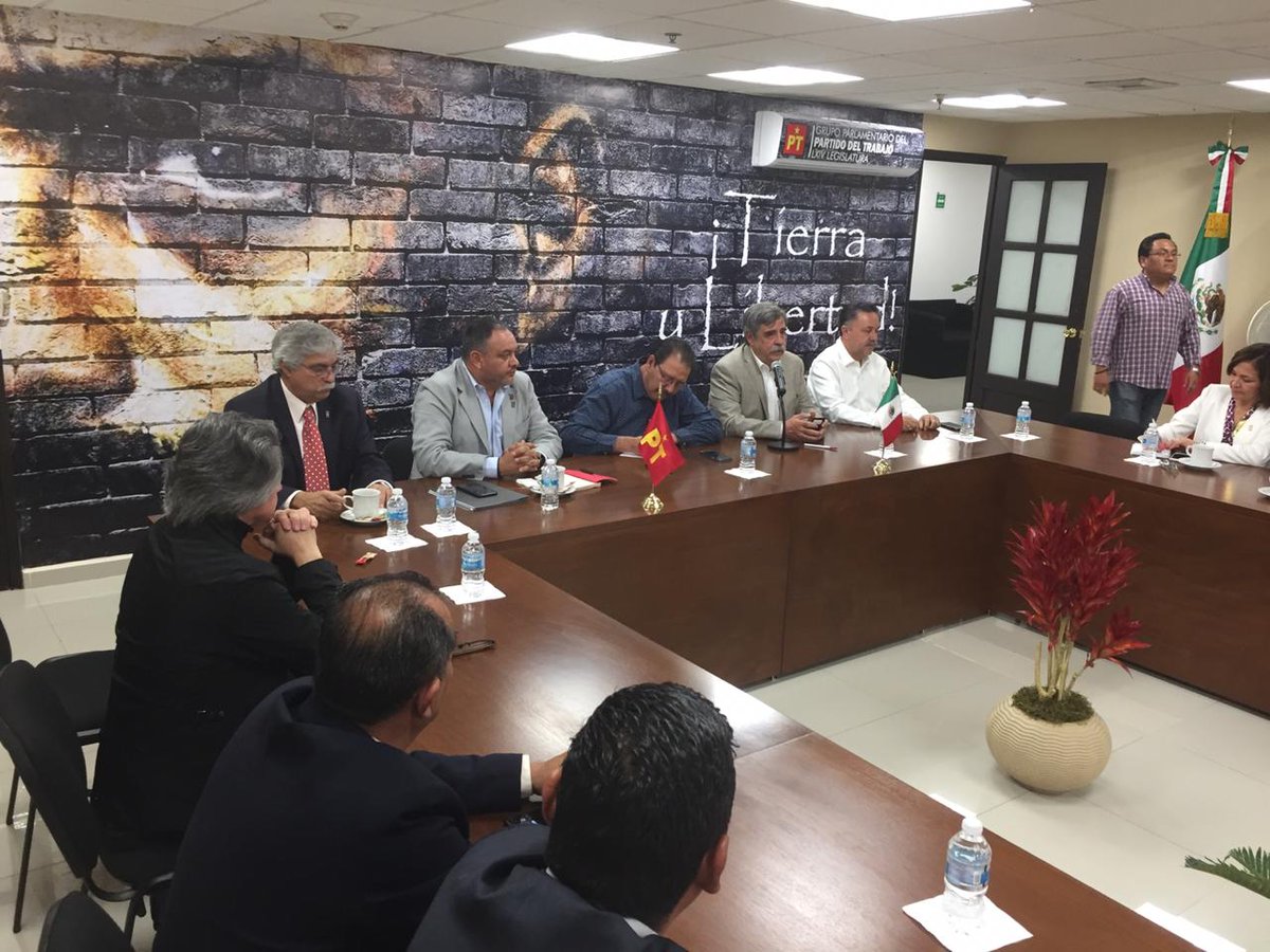 ¡Seguimos trabajando en las modificaciones a la Ley de Obra Pública! 

Nos reunimos Fracción Parlamentaria del PT, encabezada por el Dip Refinando Sandoval Flores, donde contamos con la presencia de representantes de FCARM, FECIC y otras 14 asociaciones de profesionistas.