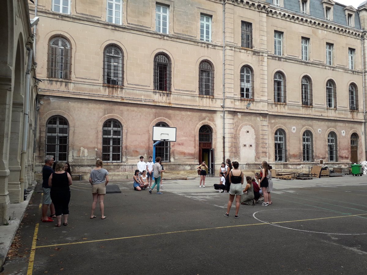 racine_du's tweet photo. Seconde journée bien remplie avec un atelier de pratique théâtrale, la visite de la cour d'honneur du Palais des Papes et les coulisses du spectacle auquel nous assistons ce soir : "Architecture" de Pascal Rambert, avec Emmanuelle Béart, Denis Podalydès ou encore Jacques Weber!😜 https://t.co/qrbmi4wNfI