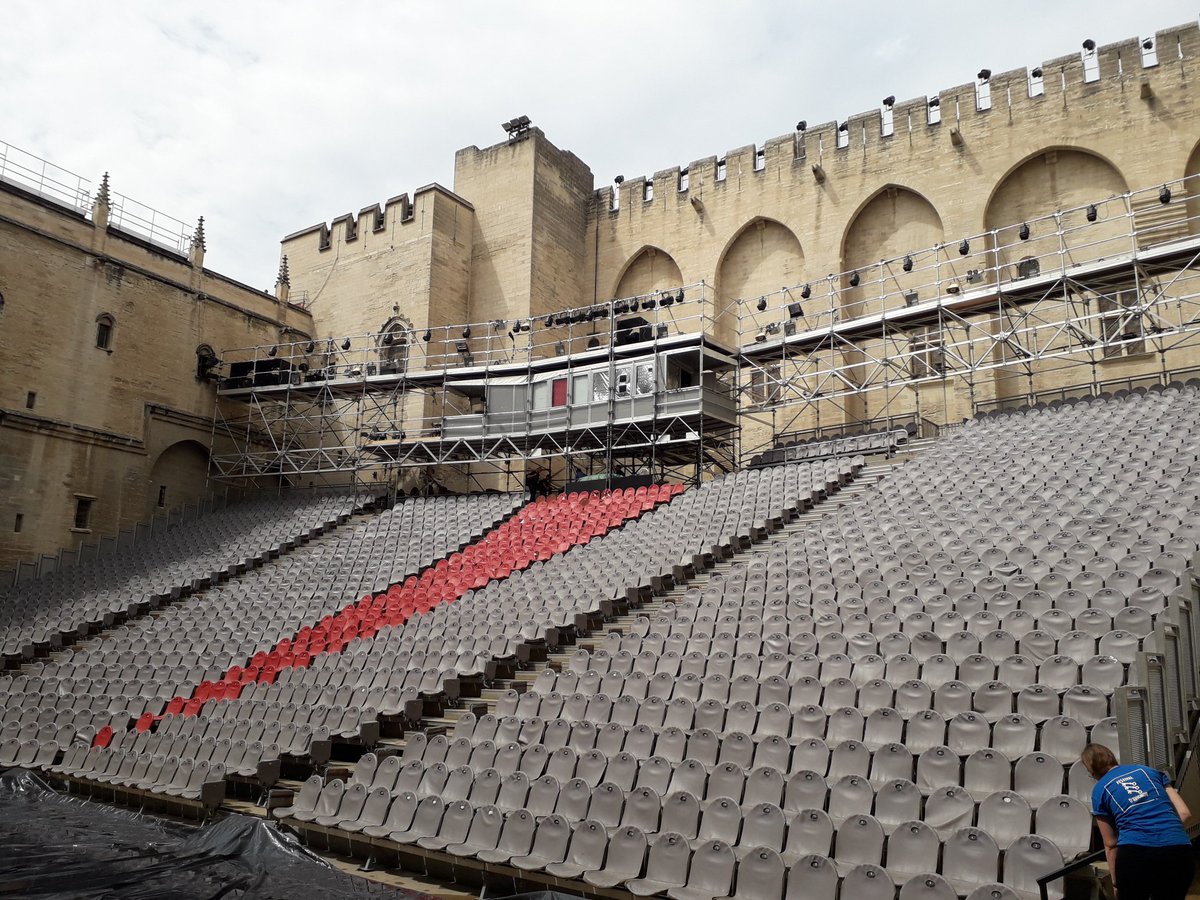 racine_du's tweet photo. Seconde journée bien remplie avec un atelier de pratique théâtrale, la visite de la cour d'honneur du Palais des Papes et les coulisses du spectacle auquel nous assistons ce soir : "Architecture" de Pascal Rambert, avec Emmanuelle Béart, Denis Podalydès ou encore Jacques Weber!😜 https://t.co/qrbmi4wNfI