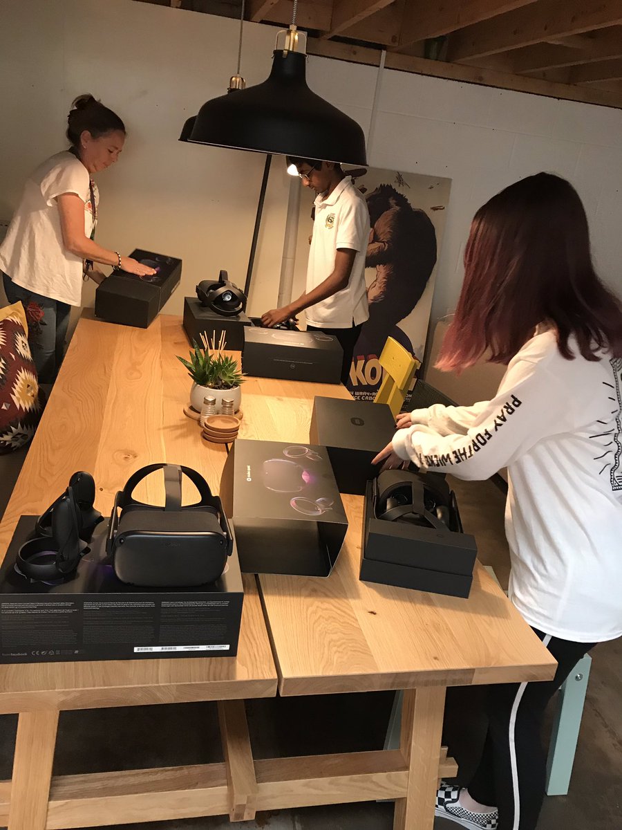 mandaYMCAC_G's tweet image. Tonight we are at @propeller testing out our new VR equipment that will be used in our new youth zone.
Our young carers are showing our adult young carers how they work! @OwainDYMCAC_N @YMCACardiff @YMCACdiff_Newp #youngcarerscardiffymca #vrproject