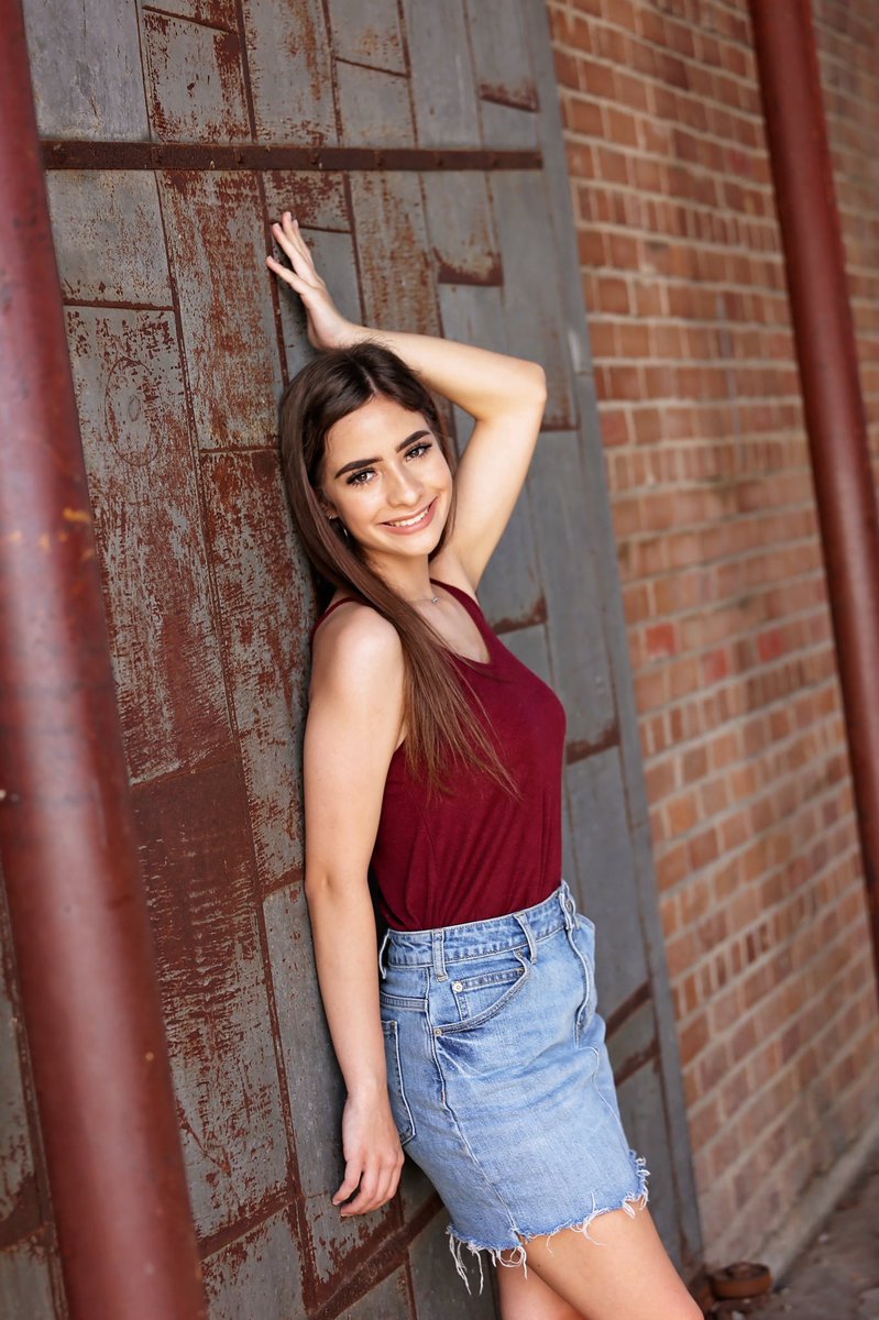AppleEyeSeniors's tweet photo. Lauren / THS Senior Model / Mention her name when booking for $25 off your senior session! https://t.co/905hFH7x7m