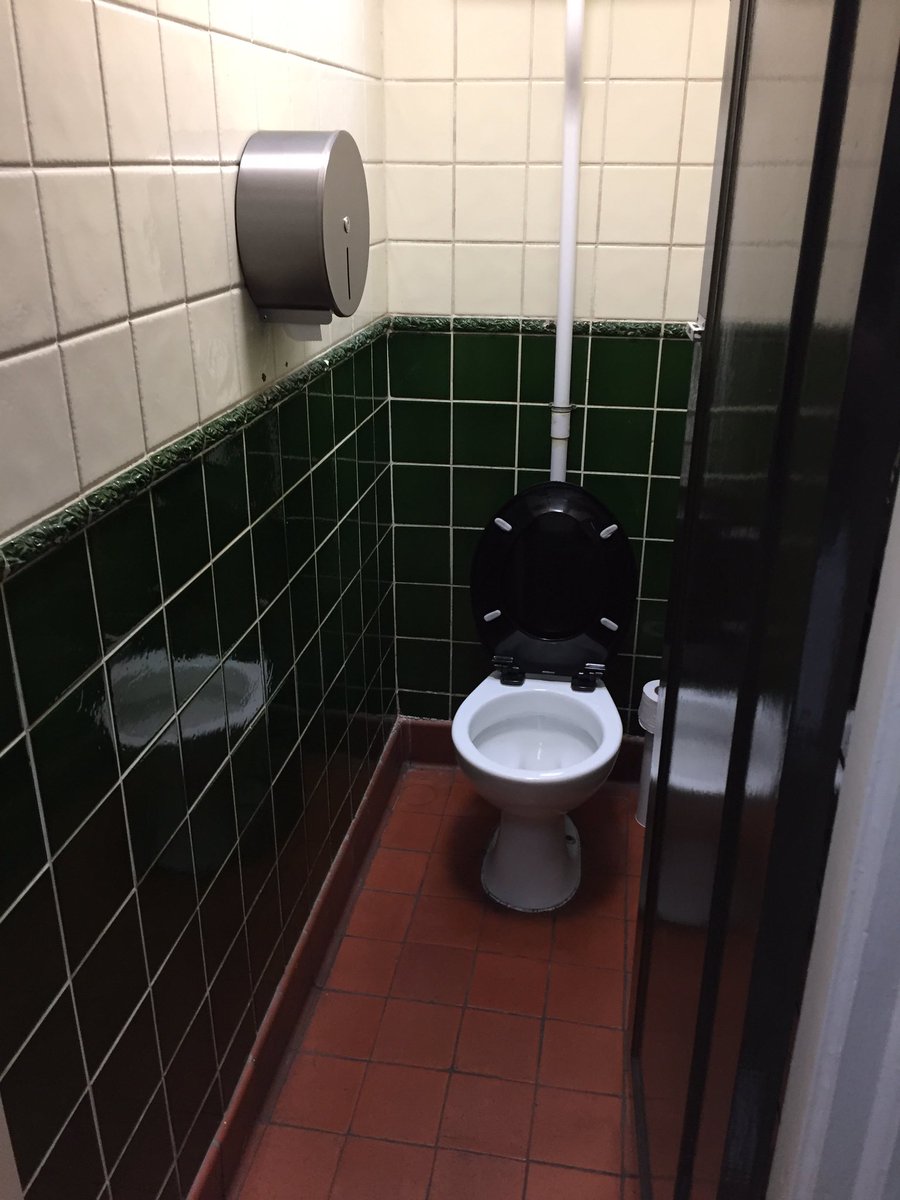 ratemybog1's tweet photo. Easton Pub, Clerkenwell, London. OLD SKOOL. Classic pub gents vibe. Skylight made seeing where you going easy, so no splashy accidents. Liked the green/cream tile splits. No odours at all. Easy access for disabled folk. 8/10 @TheEastonPub #skylight #clerkenwell #London https://t.co/0lcTFlWt2t