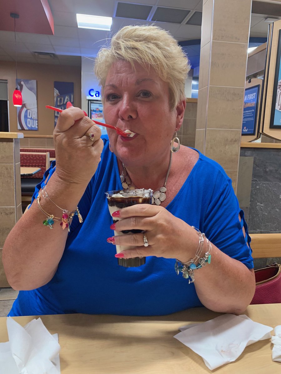 MsATriplett's tweet photo. Enjoying ice cream on vacation! #HFSelfieSummerChallenge #hfmiway https://t.co/hy7tXQSUIp