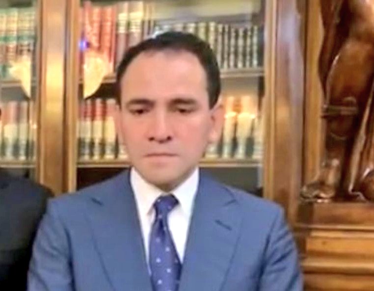 MiguelPenaflor's tweet photo. Cuando te toca exponer la parte del compañero que no llegó a clases. 🤦🏽‍♂️ https://t.co/fRwgtEppq3