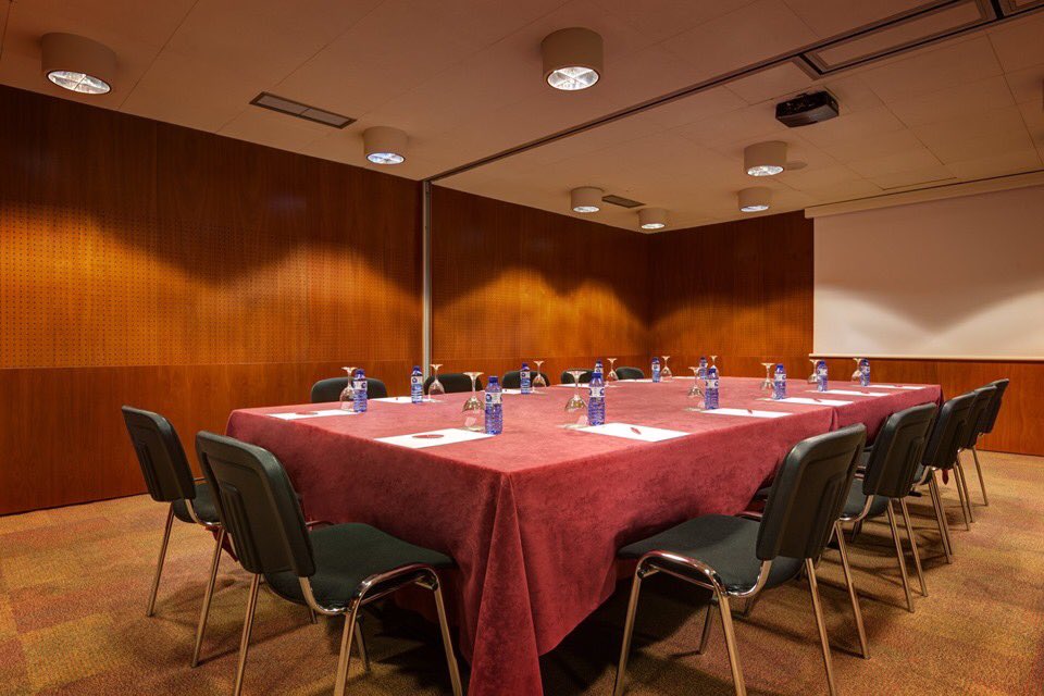 acevihotels's tweet photo. En tus reuniones de empresa ¡cuenta con nosotros!  15 salas de reuniones polivalentes y un departamento dedicado especialmente para organizar tus eventos. 
Y ahora ... ¡Meeting pack por 32 €! --> https://t.co/mR0pWTukTH
Consulta sin compromiso
#eventos #salones #Barcelona https://t.co/T6vi5SeUVf