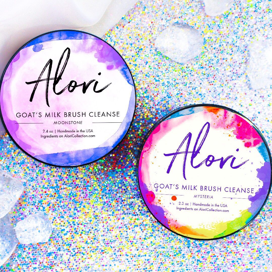 🌈❔MYSTERIA❔🌈
Can you guess what this month’s mystery scent smells like? Think you know the right notes? 🤔

AVAILABLE NOW: bit.ly/2XgGC8m

#aloricollection #cleanbrushgang #mysteria #moonstone #crueltyfree 🖤 Blaxican Owned